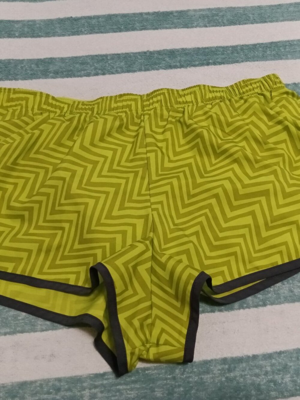 VINTAGE NIKE "DRI-FIT" RUNNING SHORTS, Yellow Chevron, Size "L" (Pre-Owned)